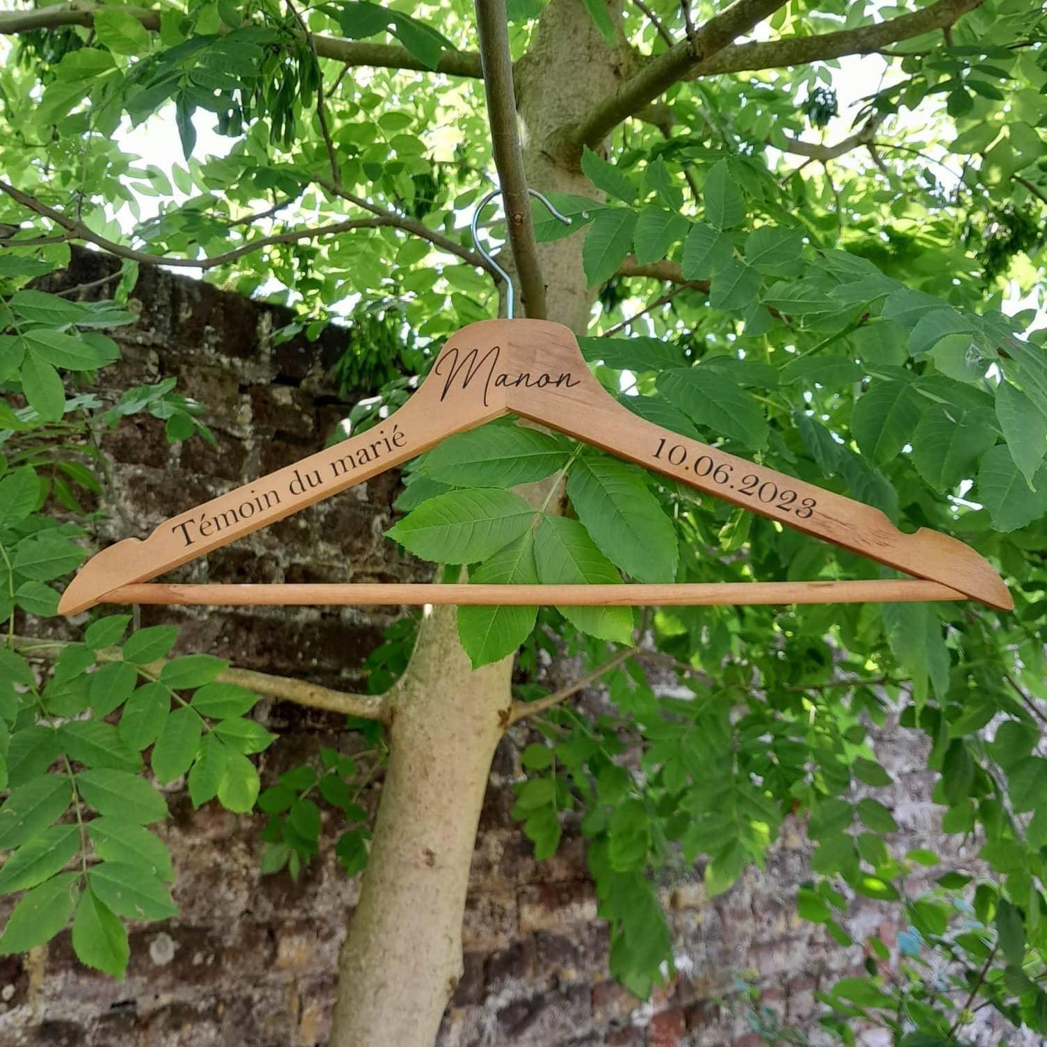 Cintre en bois - L'atelier de Lise M - Marié - Mariée - Témoins - personnalisé - Mariage - L'atelier de Lise M